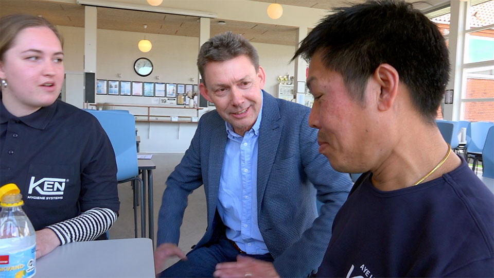 chefen fortæller Ling om uskrevne regler