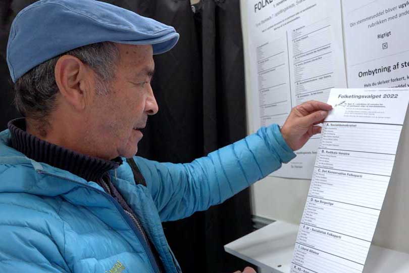 Man stemmer i en stemmeboks til et folketingsvalg