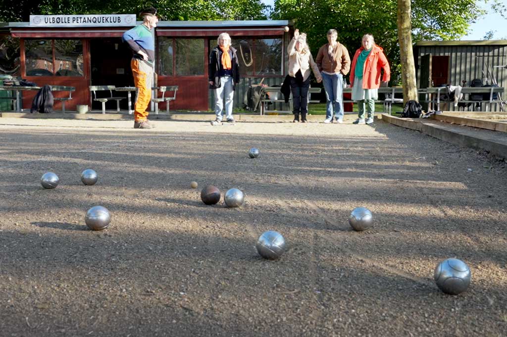 Folk der spiller petanque