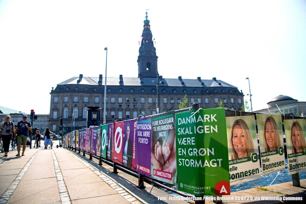 Valgplakater på et hegn foran Christiansborg. Foto: Jenny Andersson / News Oresund, CC BY 2.0, via Wikimedia Commons.