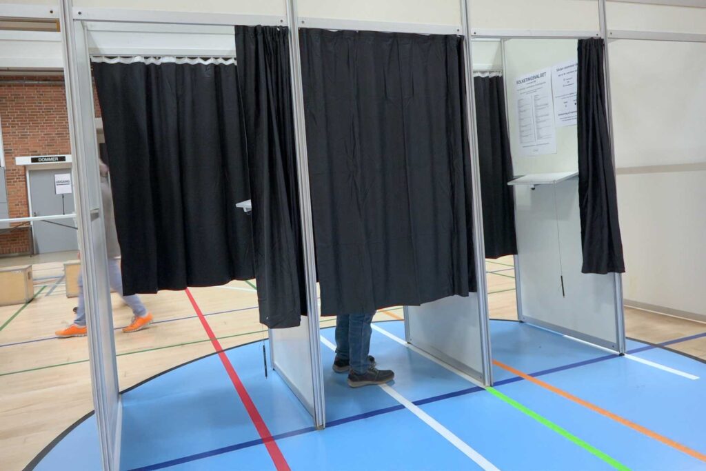 Stemmebokse i en sportshal